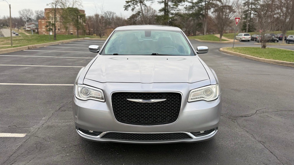 2016 Chrysler 300 Image 2