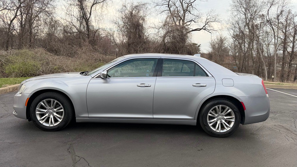 2016 Chrysler 300 Image 3