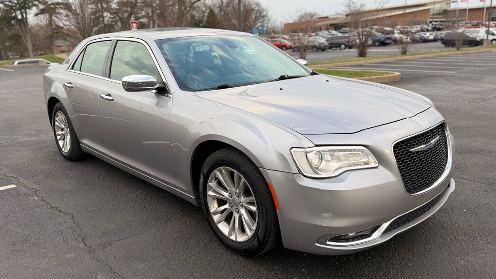 2016 Chrysler 300 Image 4