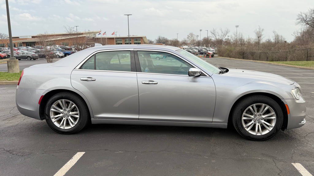 2016 Chrysler 300 Image 6