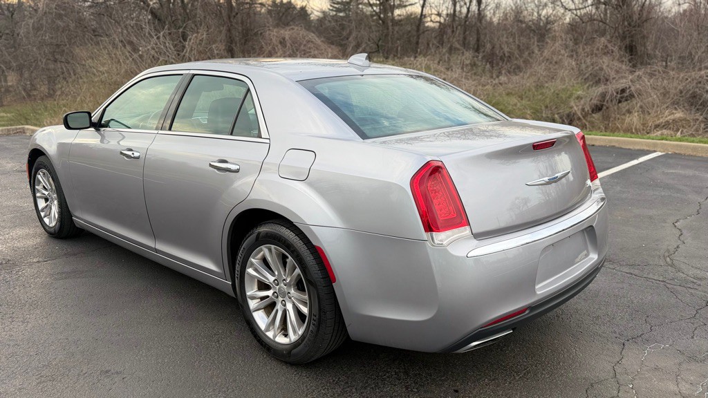 2016 Chrysler 300 Image 7