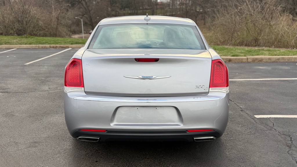 2016 Chrysler 300 Image 8