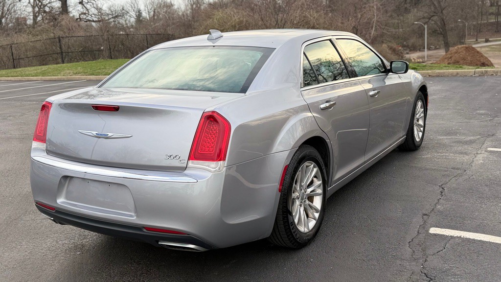 2016 Chrysler 300 Image 9