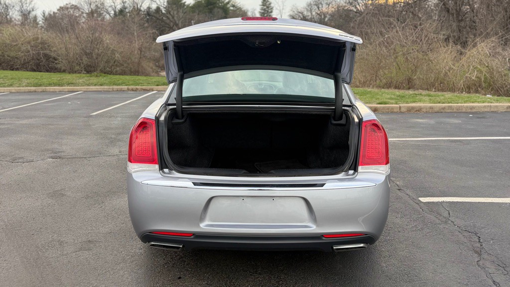 2016 Chrysler 300 Image 11