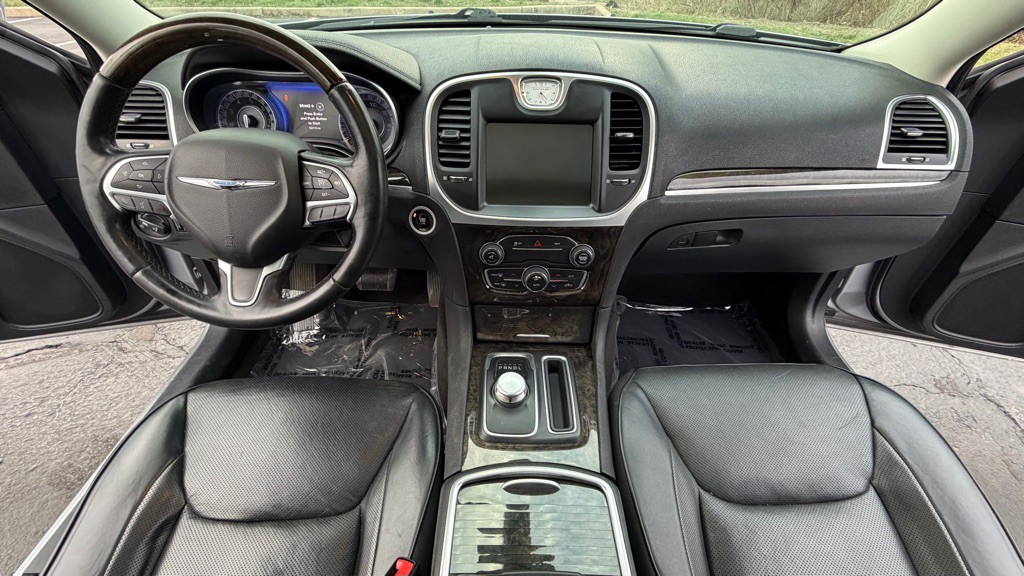 2016 Chrysler 300 Image 13