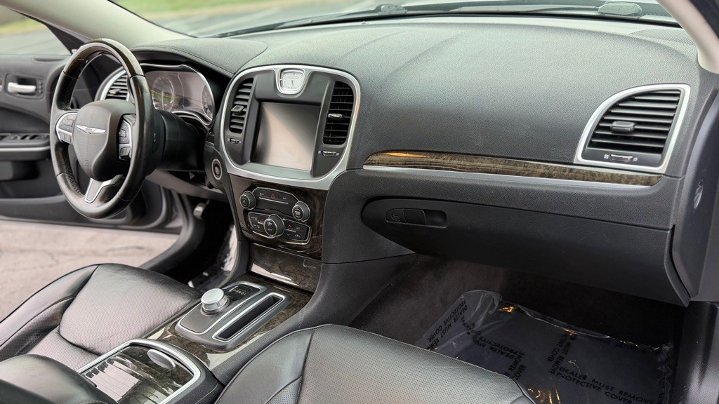 2016 Chrysler 300 Image 17
