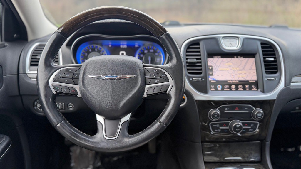 2016 Chrysler 300 Image 18