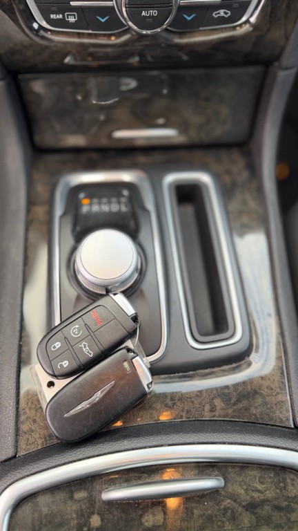 2016 Chrysler 300 Image 23