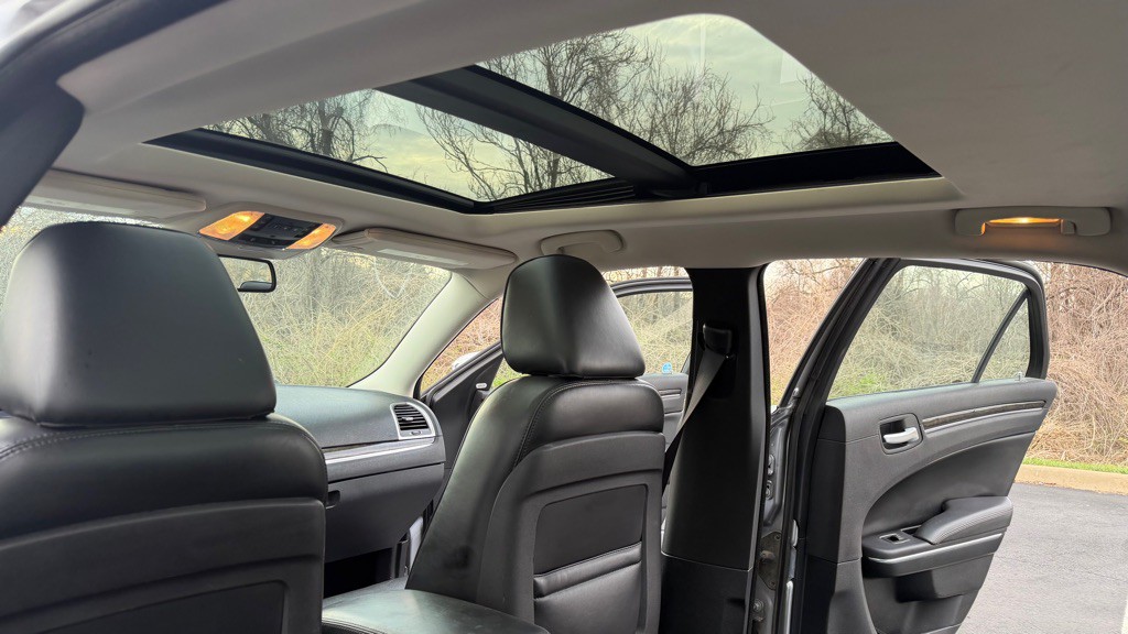 2016 Chrysler 300 Image 25