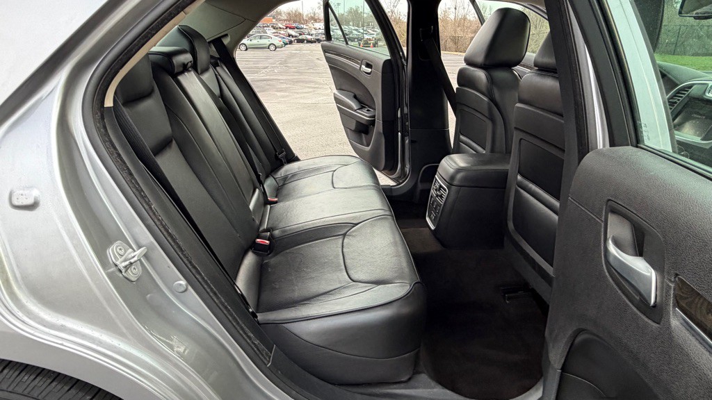 2016 Chrysler 300 Image 26