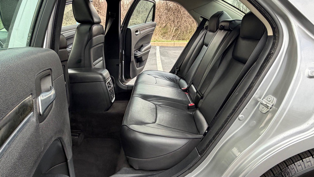 2016 Chrysler 300 Image 28