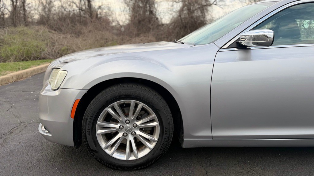 2016 Chrysler 300 Image 29