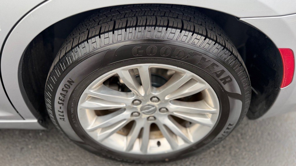 2016 Chrysler 300 Image 30