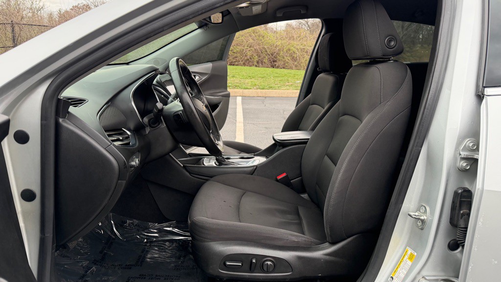 2017 Chevrolet Malibu Image 12