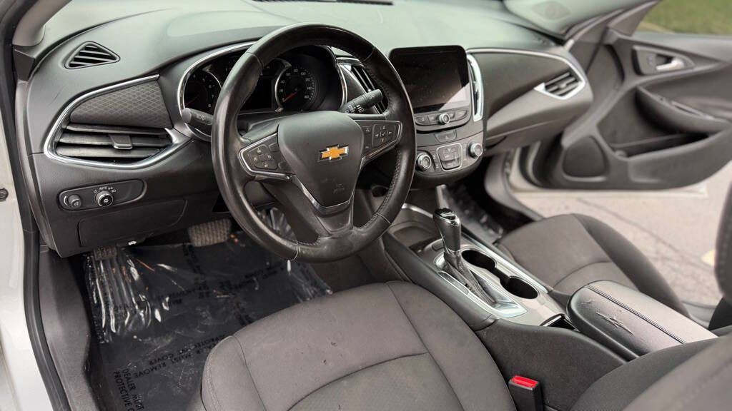 2017 Chevrolet Malibu Image 13