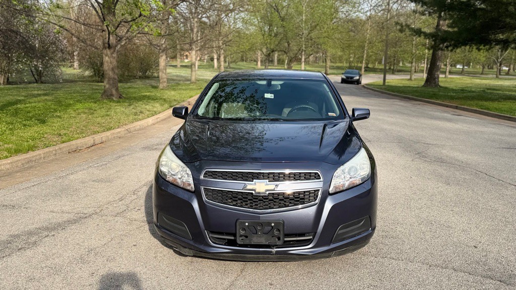 2013 Chevrolet Malibu Image 2