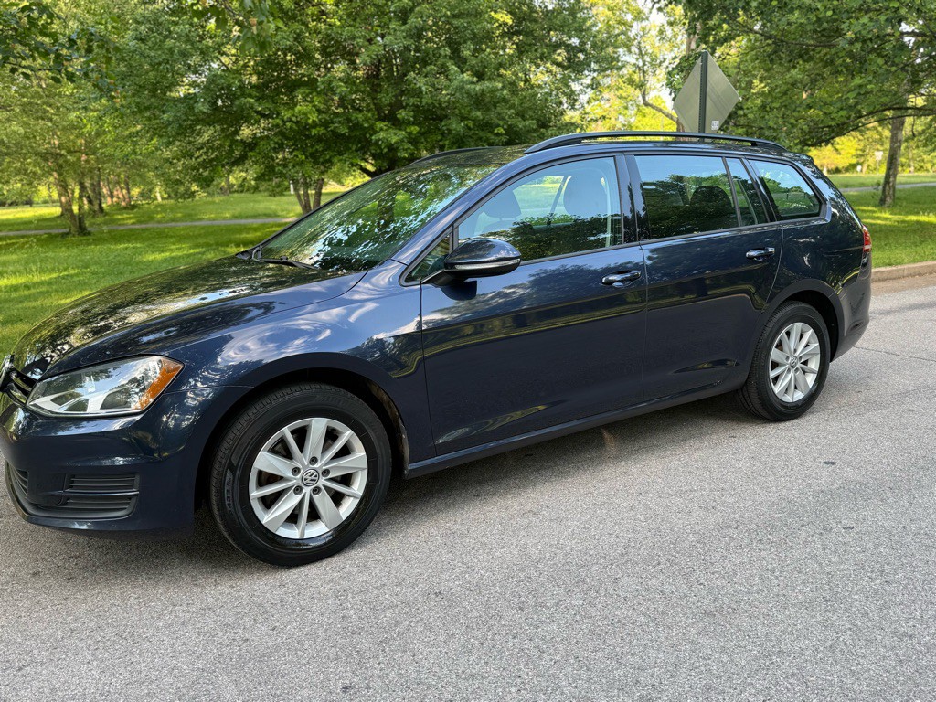 2016 Volkswagen Golf Image 1