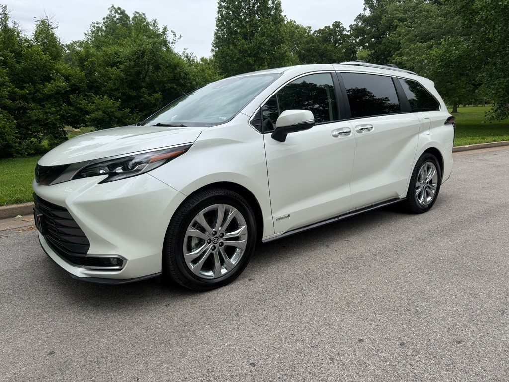 2021 Toyota Sienna Image 1