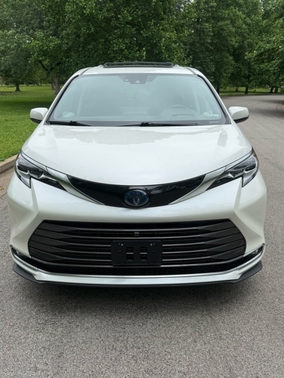2021 Toyota Sienna Image 2