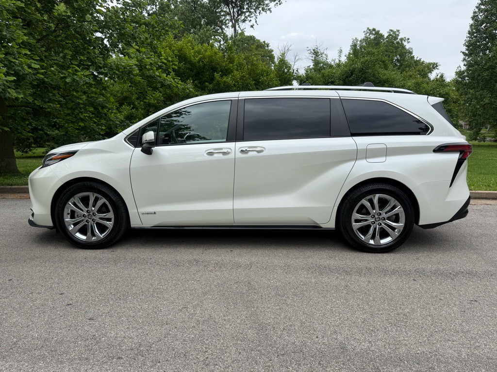 2021 Toyota Sienna Image 3