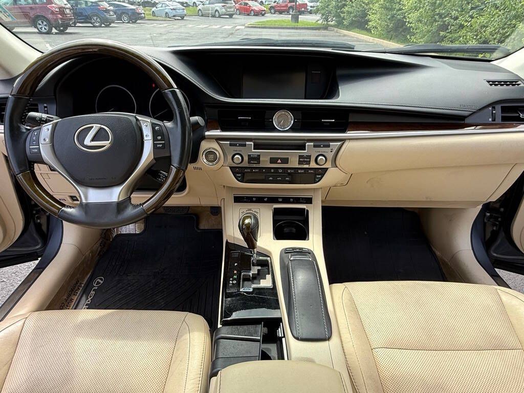 2014 Lexus ES Image 11