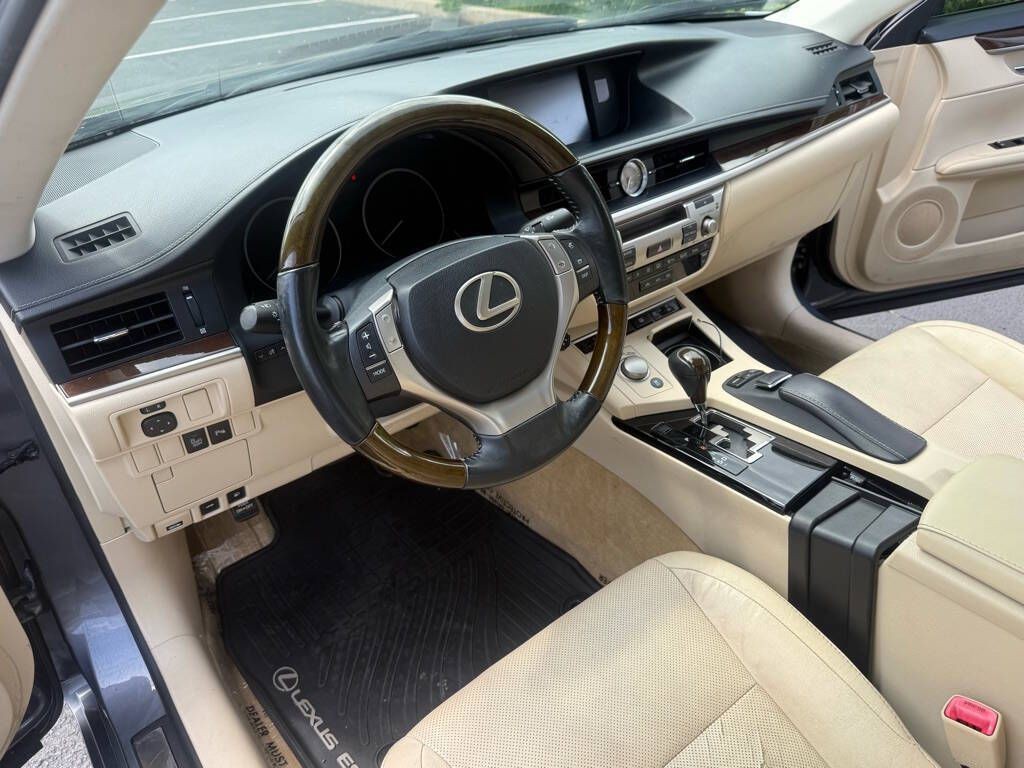2014 Lexus ES Image 13