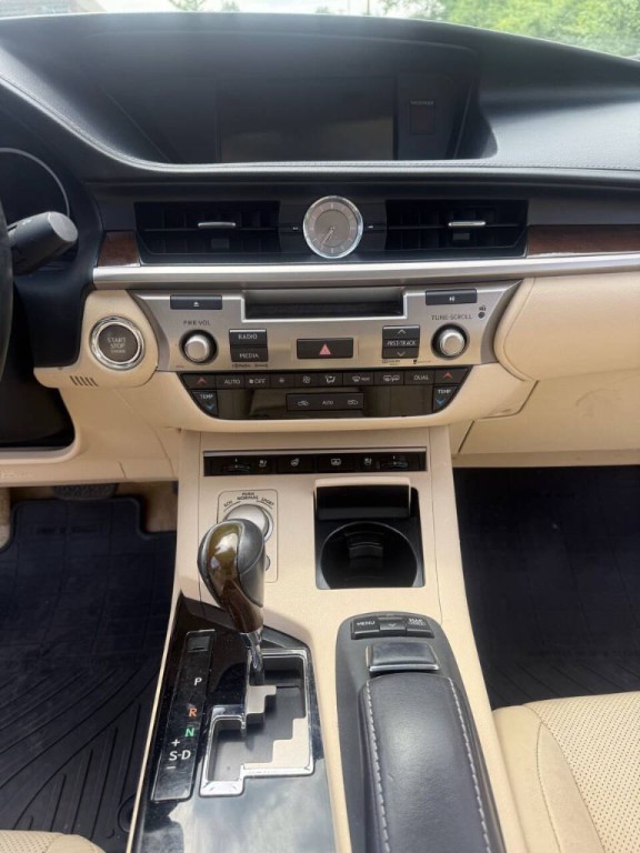 2014 Lexus ES Image 14