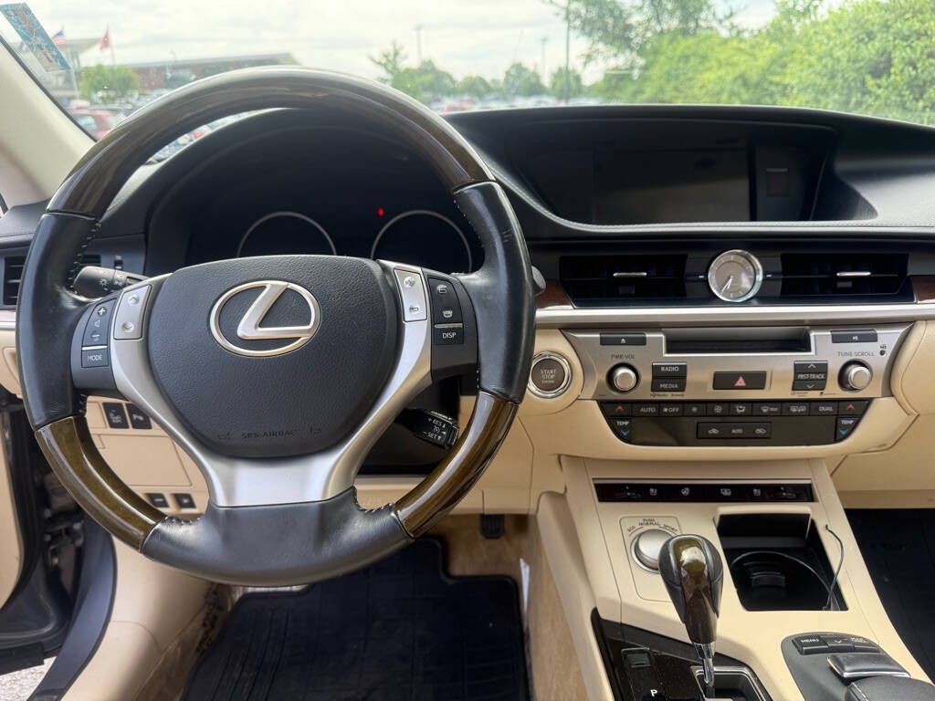 2014 Lexus ES Image 16