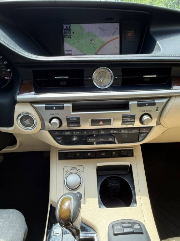 2014 Lexus ES Image 17