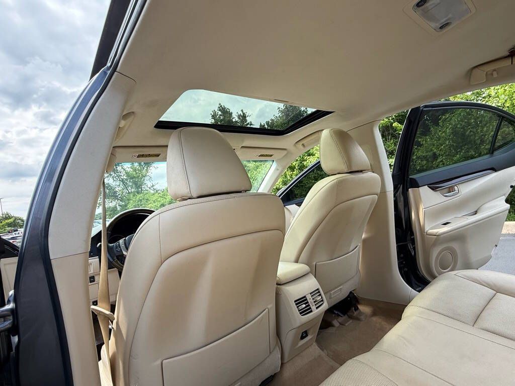 2014 Lexus ES Image 22