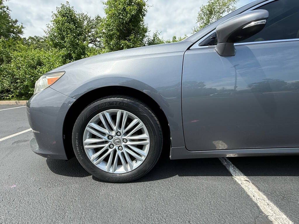 2014 Lexus ES Image 24