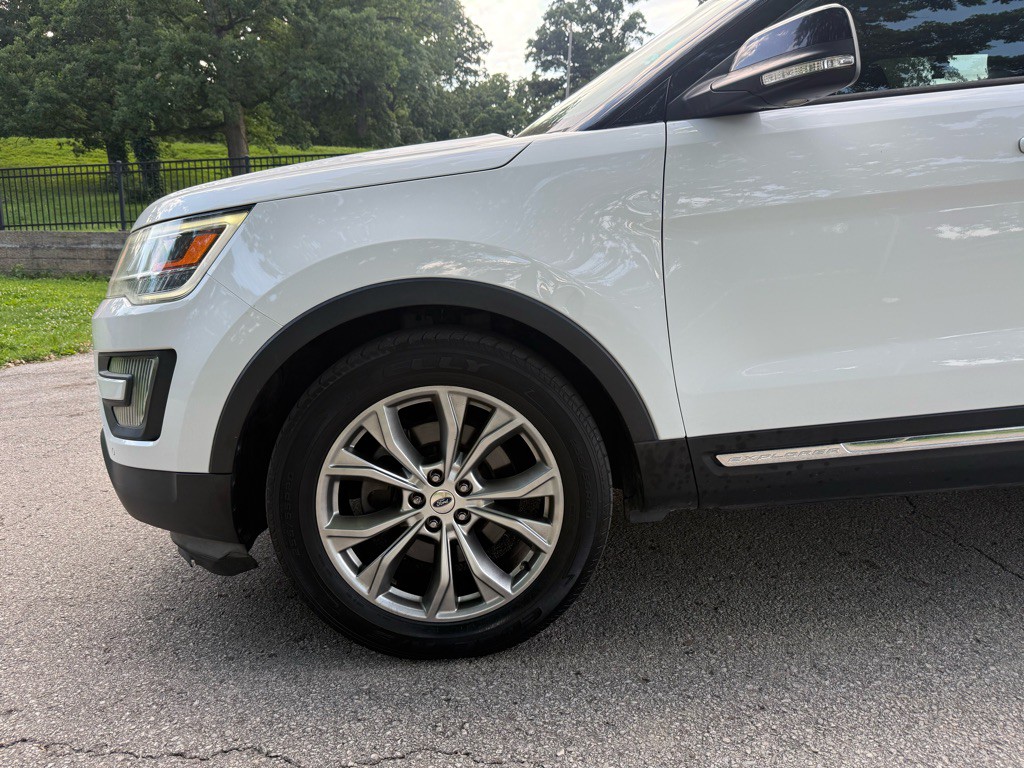 2016 Ford Explorer Image 24