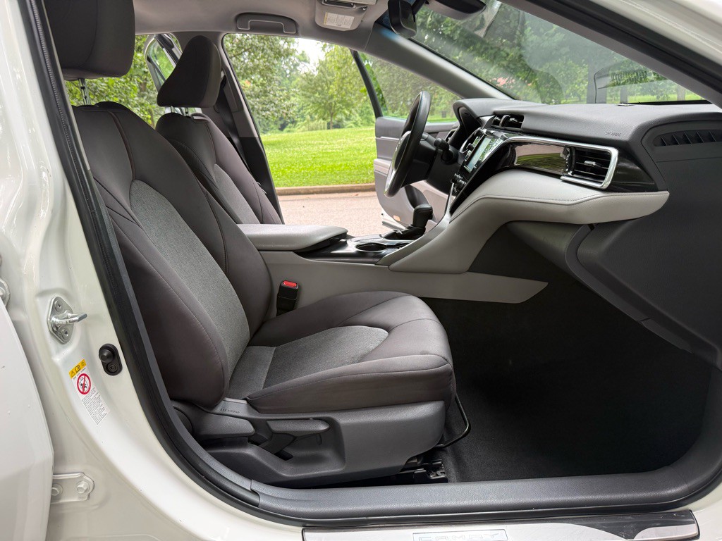 2018 Toyota Camry Image 12