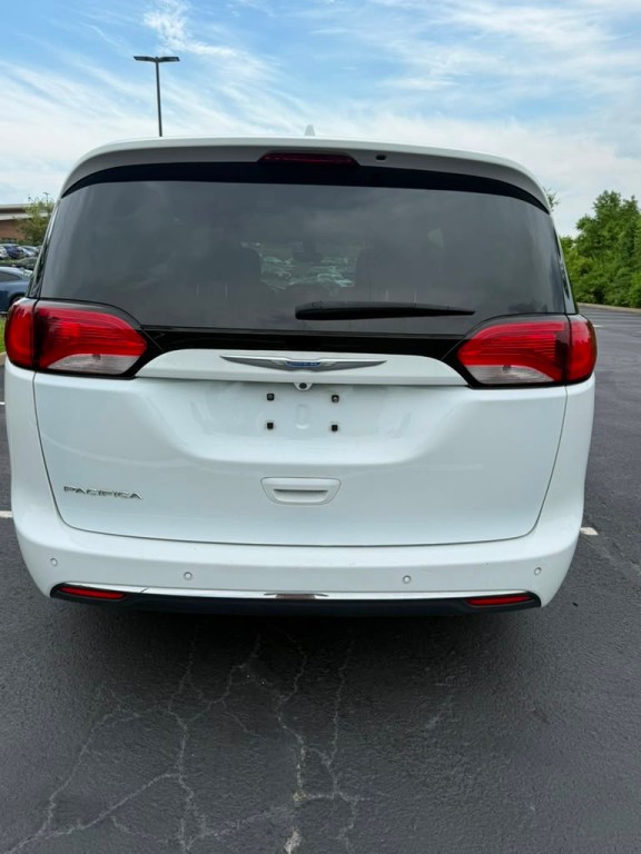 2018 Chrysler Pacifica Image 8