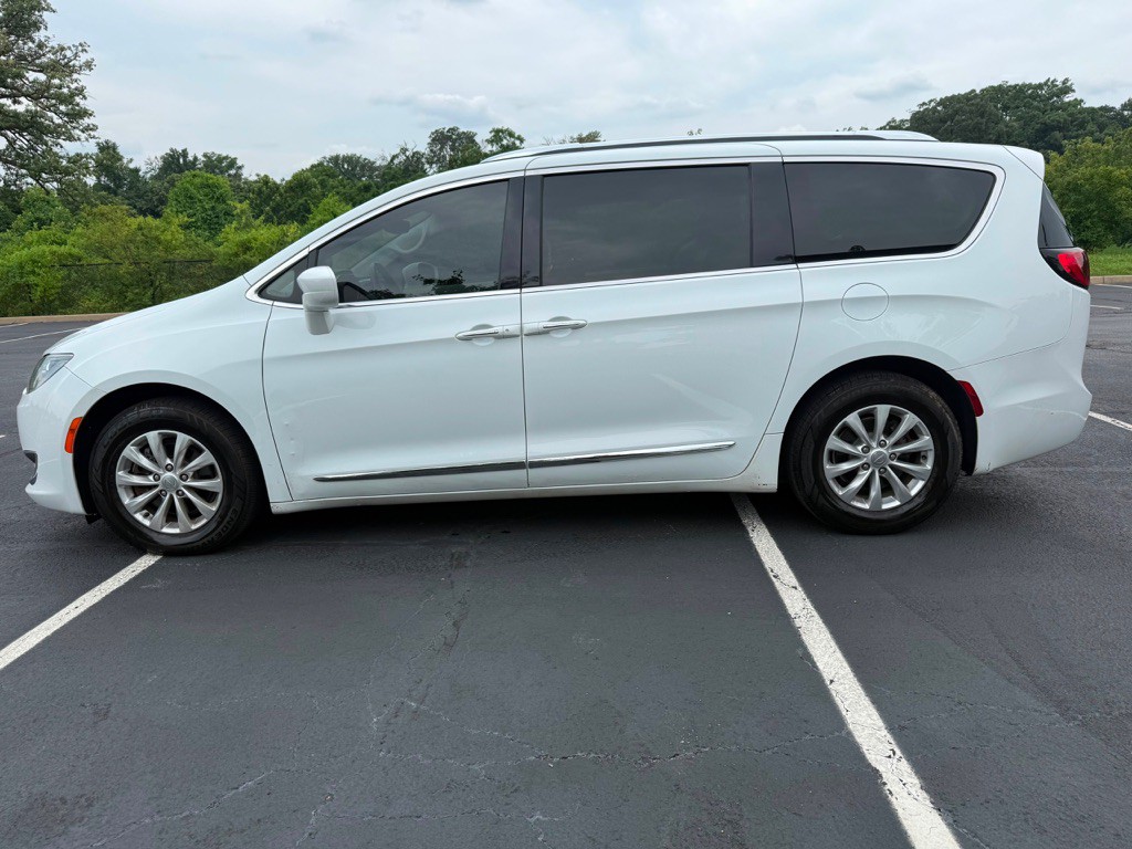 2018 Chrysler Pacifica Image 3