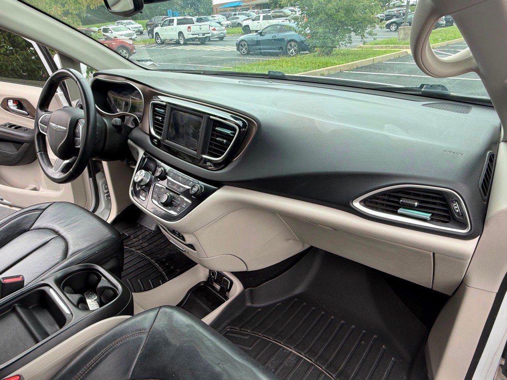 2018 Chrysler Pacifica Image 15