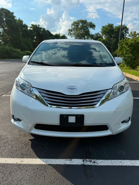 2015 Toyota Sienna Image 2