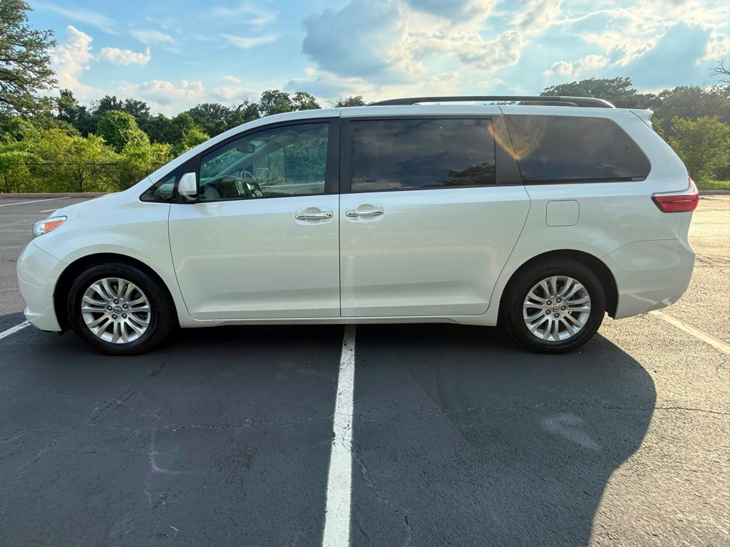 2015 Toyota Sienna Image 3