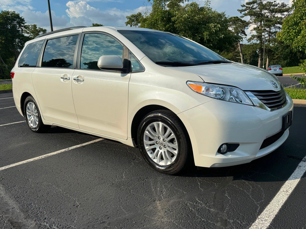 2015 Toyota Sienna Image 4
