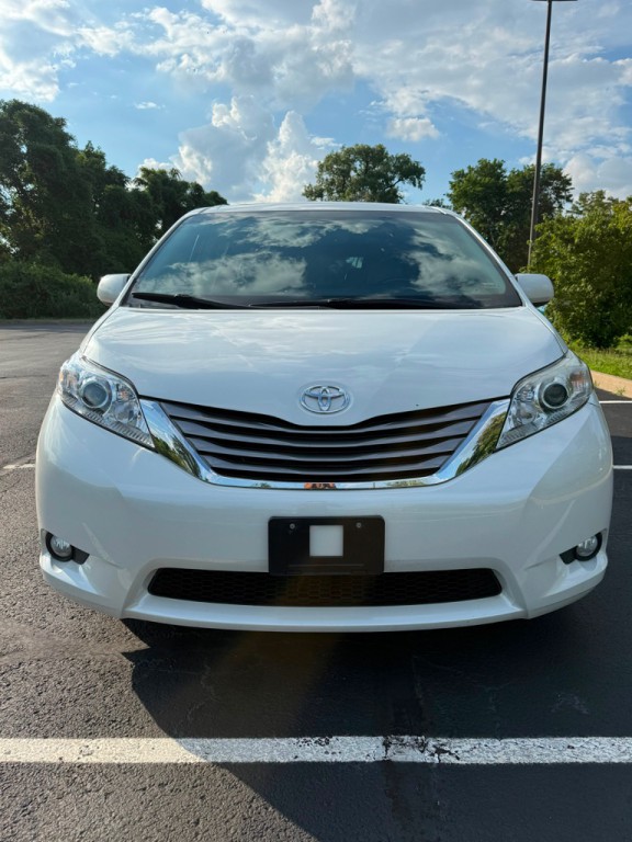 2015 Toyota Sienna Image 5