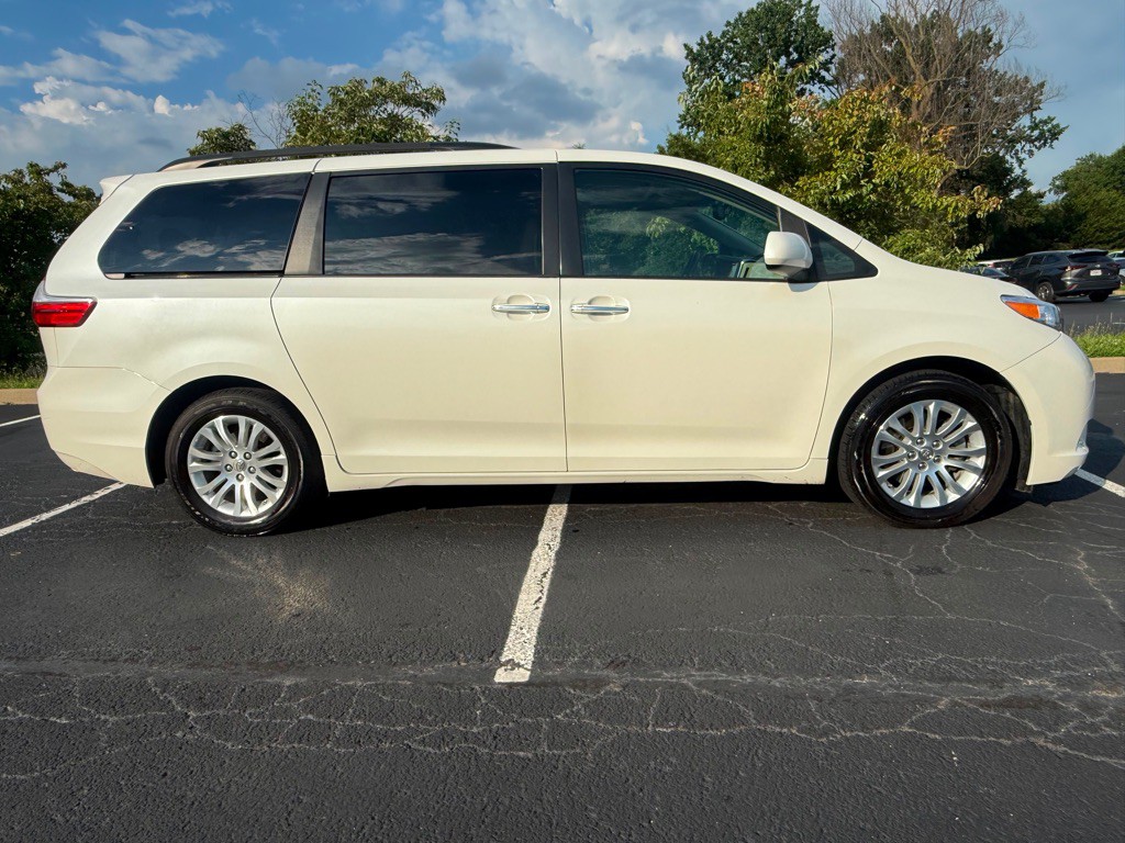 2015 Toyota Sienna Image 6