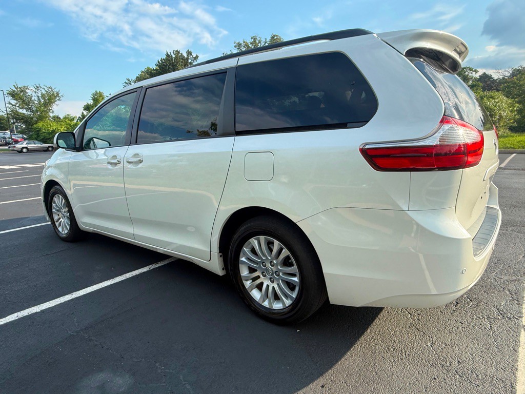 2015 Toyota Sienna Image 7