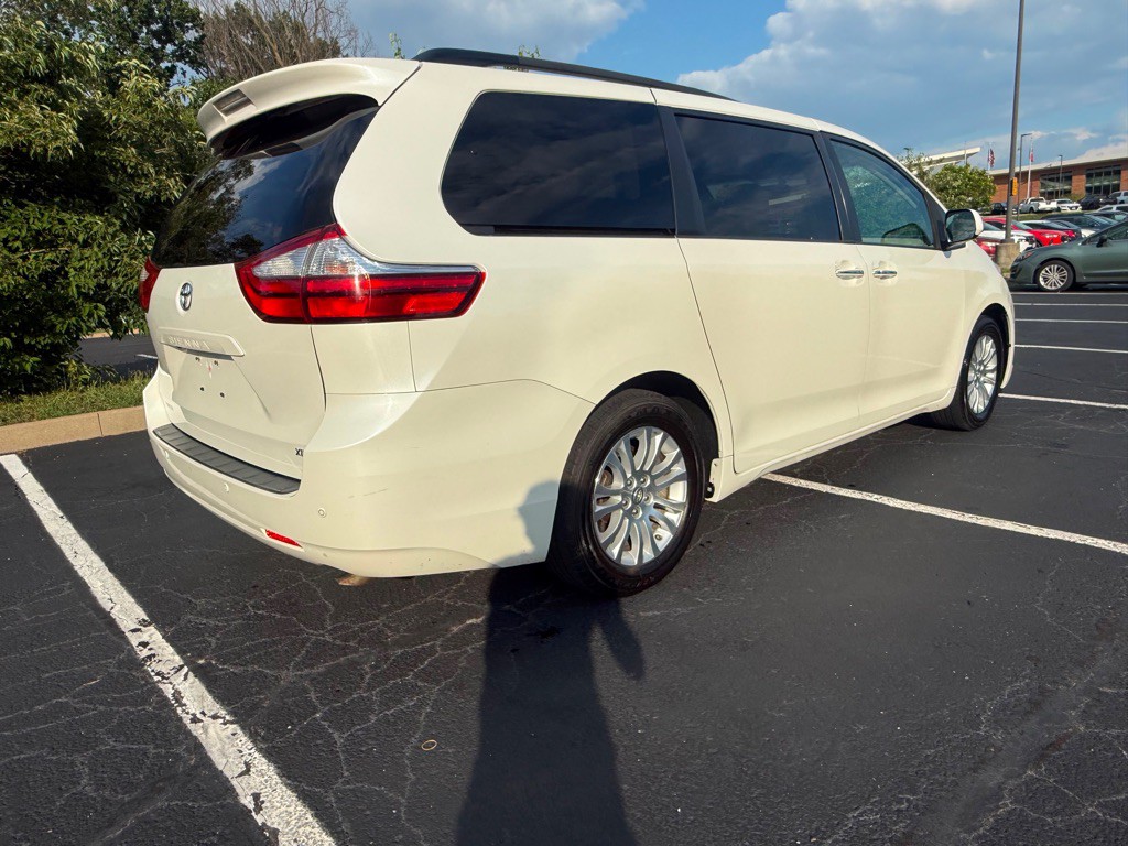 2015 Toyota Sienna Image 9