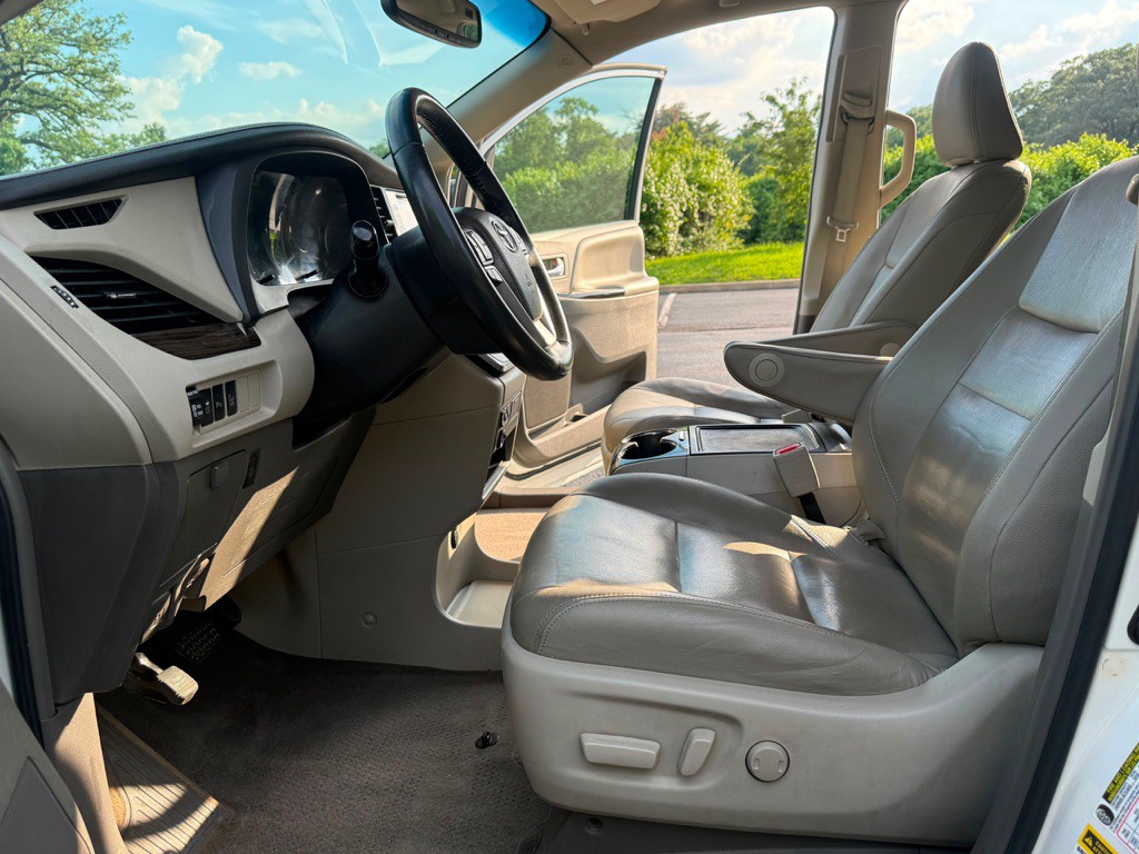2015 Toyota Sienna Image 10