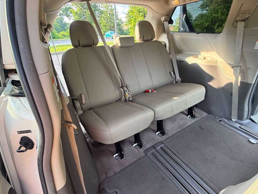 2015 Toyota Sienna Image 23