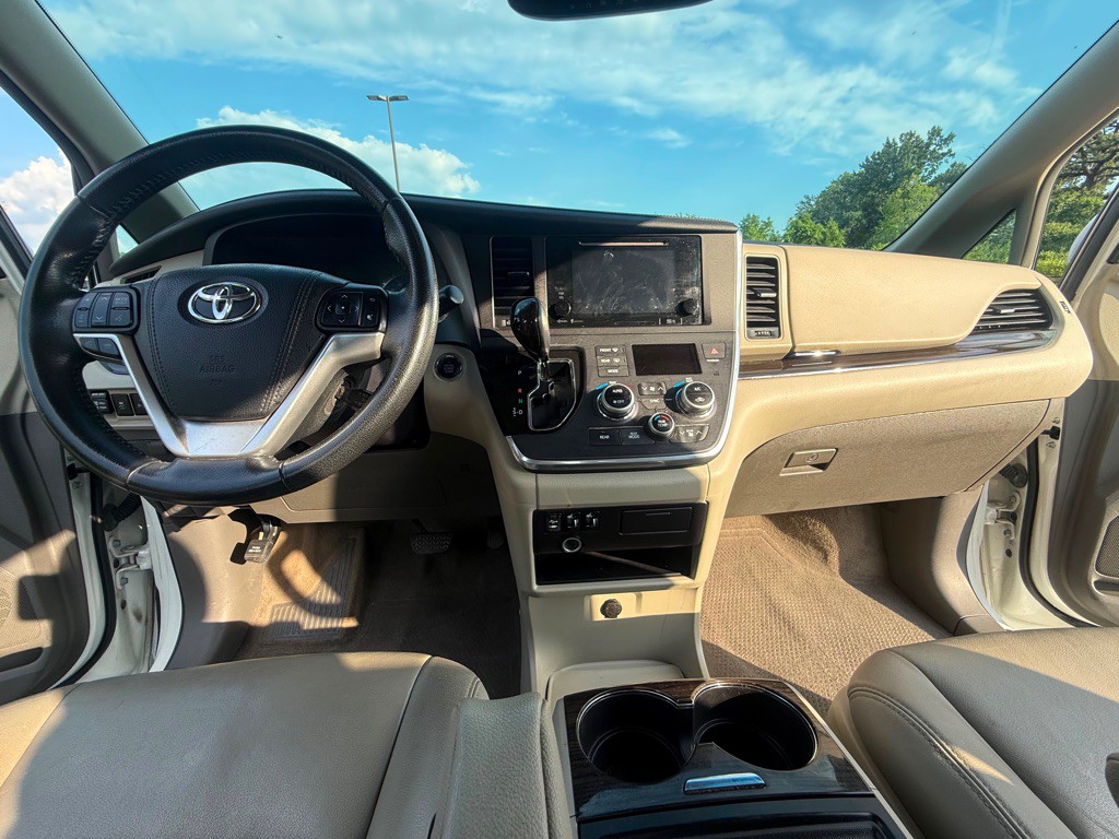 2015 Toyota Sienna Image 11
