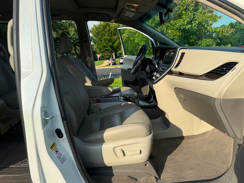 2015 Toyota Sienna Image 12