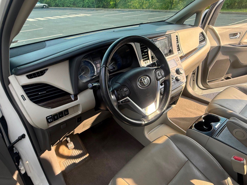 2015 Toyota Sienna Image 13