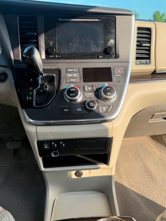 2015 Toyota Sienna Image 14