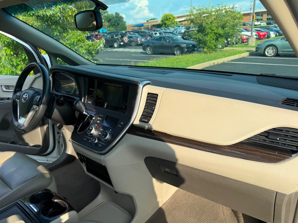 2015 Toyota Sienna Image 15